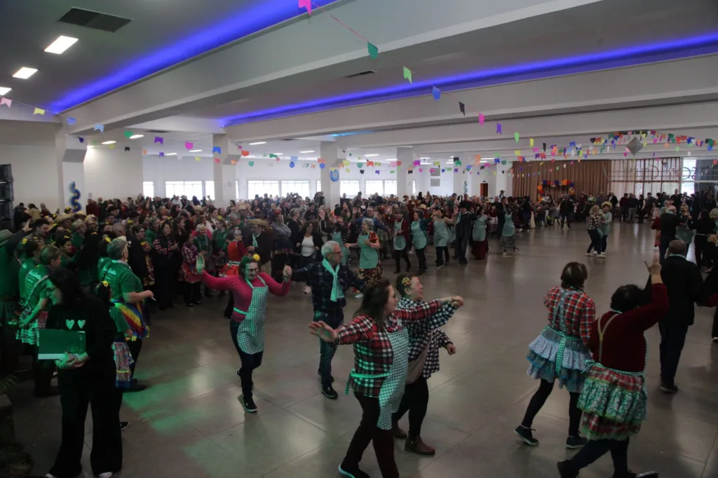 18ª Festa da Roça reúne mais de 2.000 idosos em uma grande celebração de integração e alegria em Chapecó 1 image 22